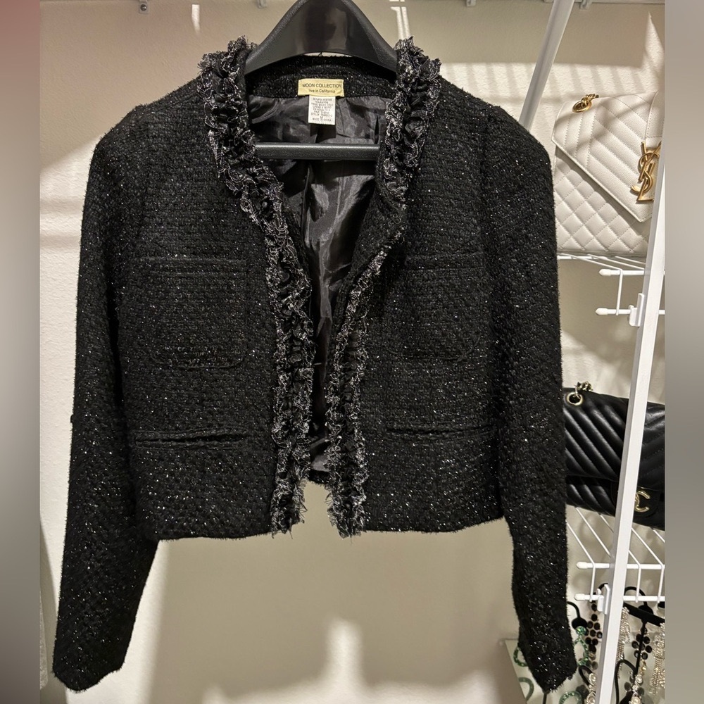 Jacket in woven sparkly fabric. Round neckline, front pocket!